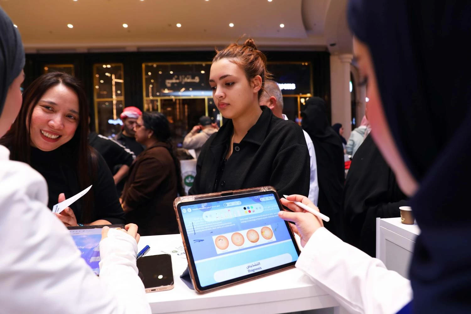 طلبة الطب بجامعة الخليج العربي ينظمون حملة توعوية بعنوان " عينك غالية &ldquo;للتوعية بصحة العيون