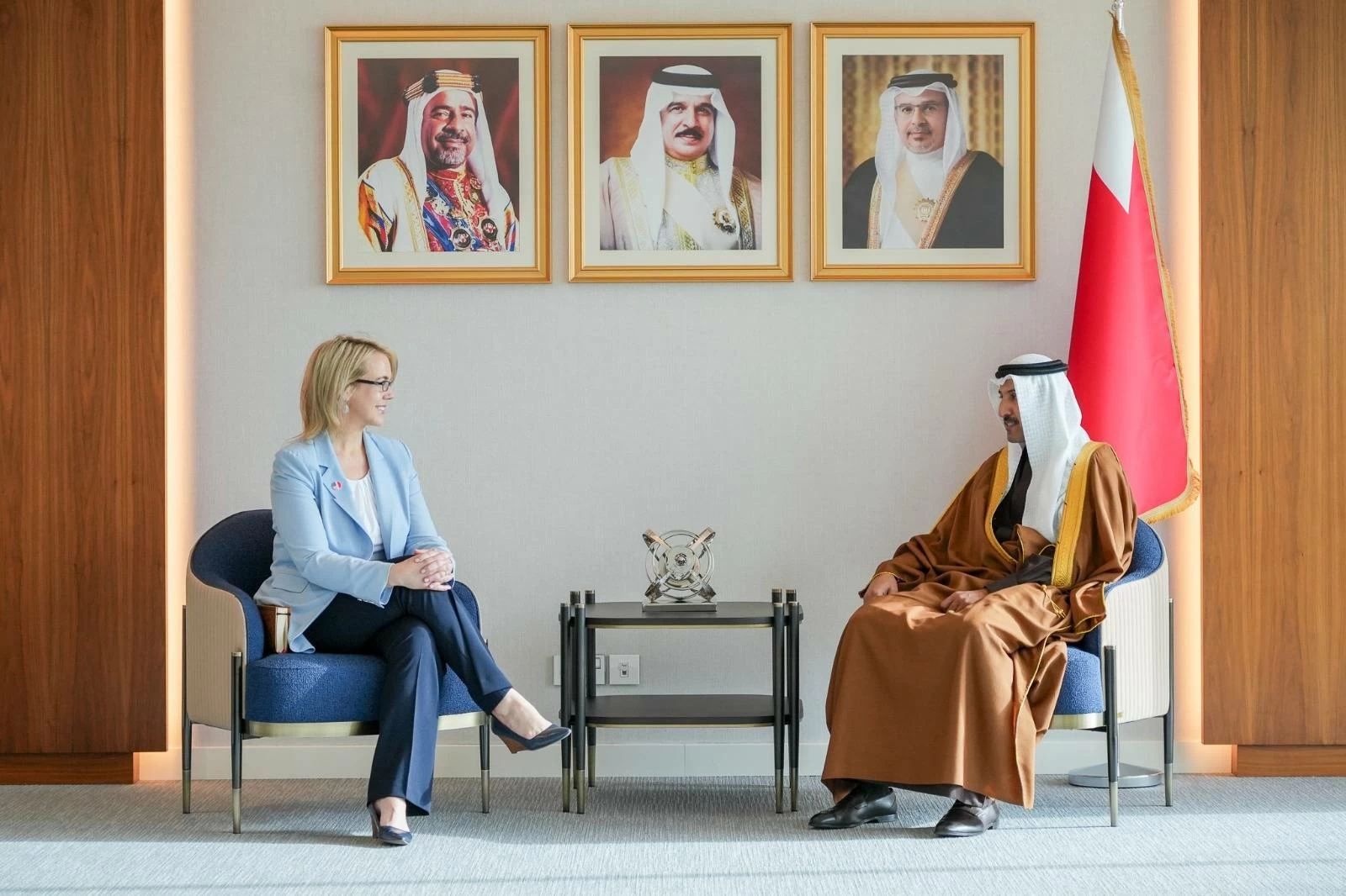 وزير المواصلات يستقبل سفيرة الولايات المتحدة الأمريكية لدى البحرين