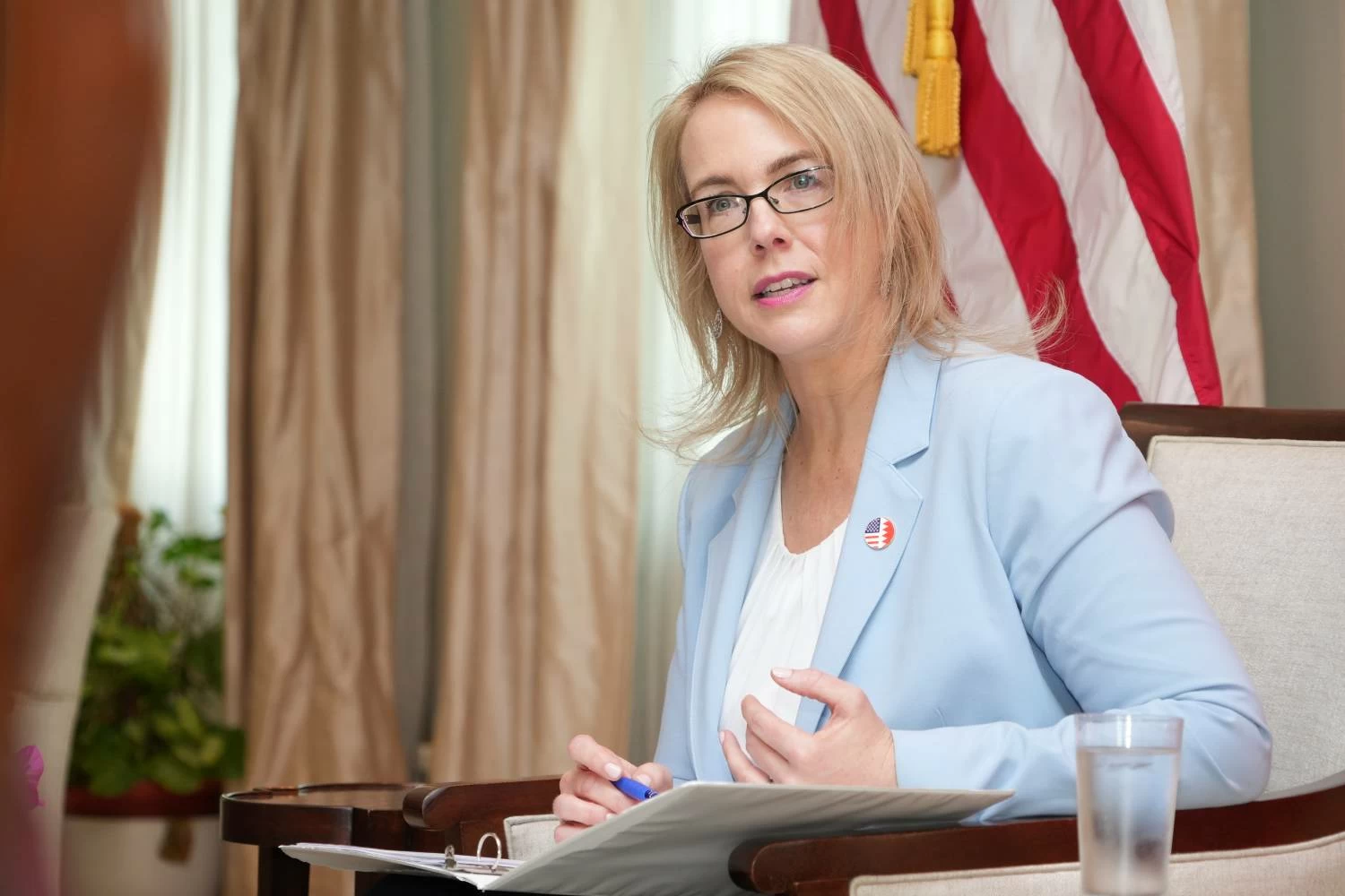 سفيرة واشنطن: الولايات المتحدة تتطلع لنصائح القيادة الحكيمة في البحرين بشأن تنفيذ خطة السلام