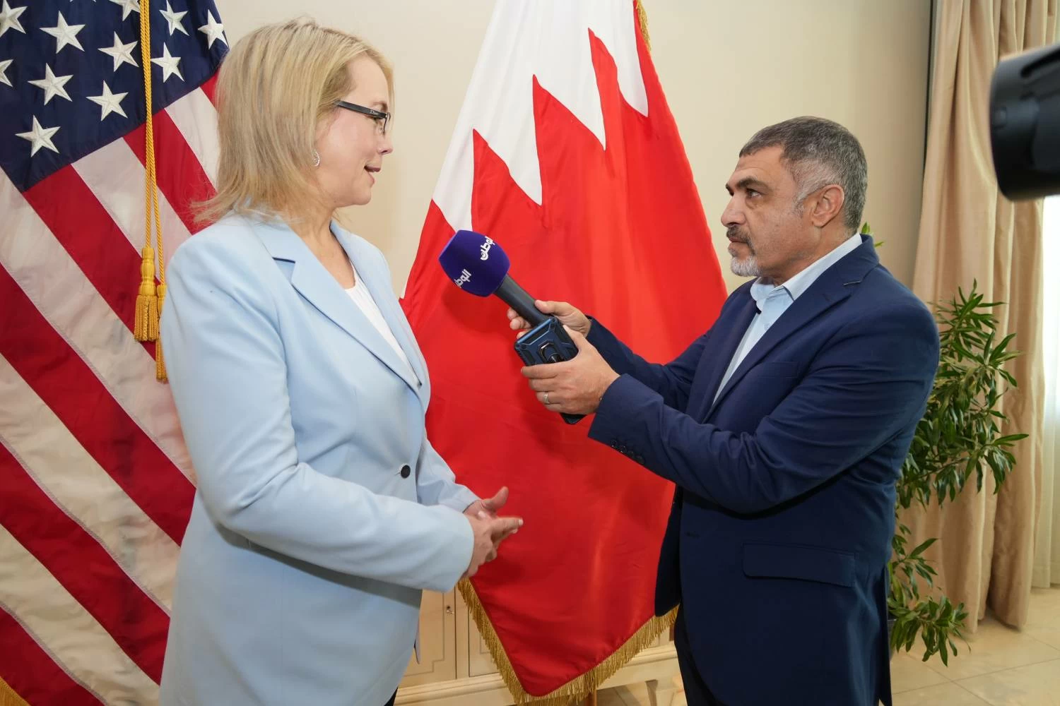 سفيرة واشنطن: الولايات المتحدة تتطلع لنصائح القيادة الحكيمة في البحرين بشأن تنفيذ خطة السلام 