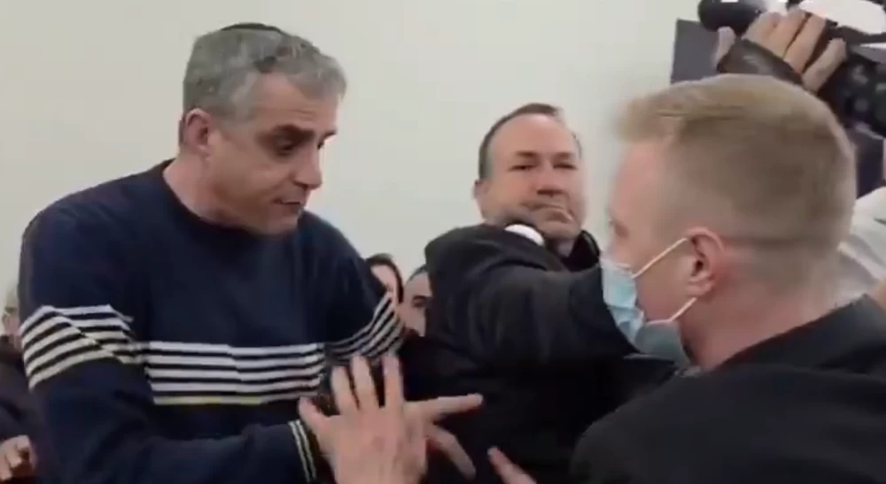 اشتباك بالأيدي بين حارس إيتمار بن غفير وصحافي أمام محكمة القدس المحتلة (فيديو)