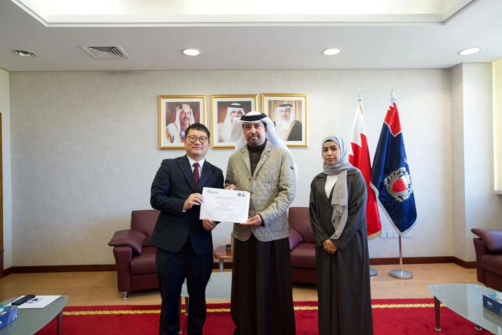 رئيس الجمارك يمنح عدداً من الشركات شهادة المشغل الاقتصادي المعتمد الخليجي