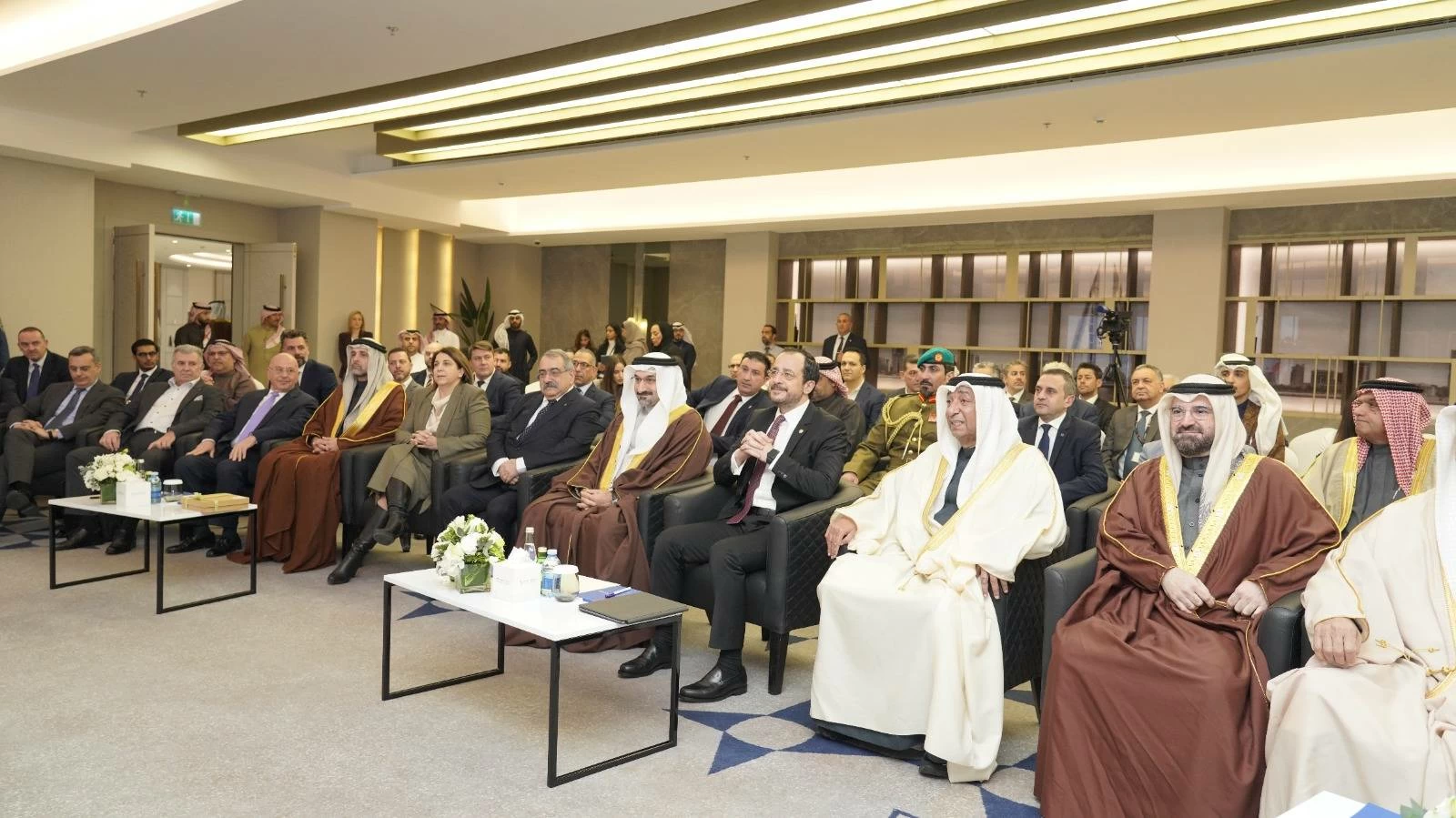 الرئيس القبرصي يزور غرفة البحرين ويشهد توقيع اتفاقية تعاون مشترك بين غرفة البحرين وغرفة تجارة وصناعة قبرص