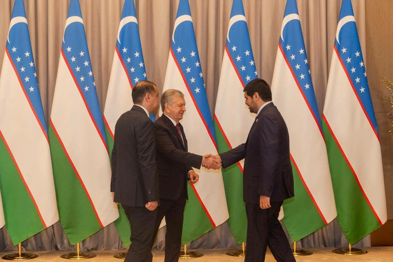 عيسى بن علي يلتقي رئيس جمهورية أوزبكستان