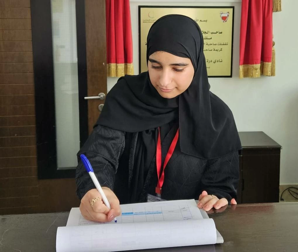 طلبة الثانوية يواصلون تطبيق خدمة المجتمع في عطلة منتصف العام الدراسي 