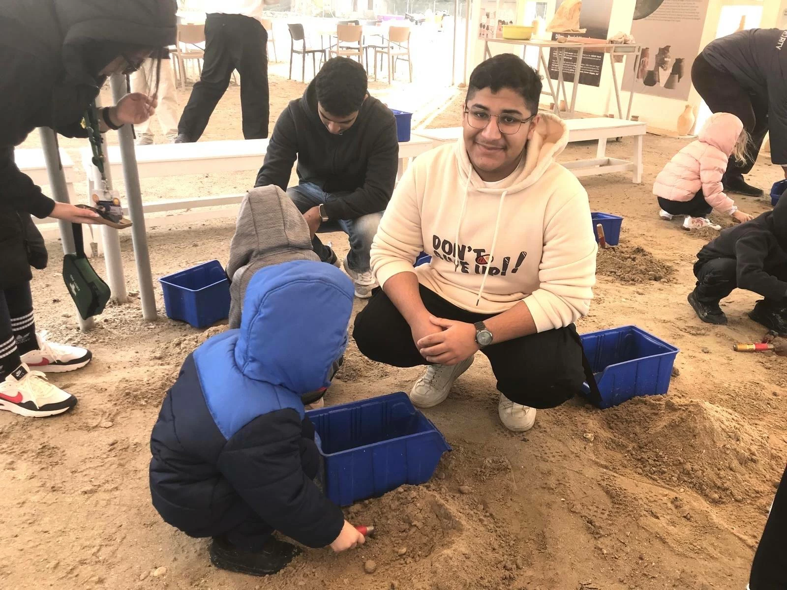 طلبة الثانوية يواصلون تطبيق خدمة المجتمع في عطلة منتصف العام الدراسي