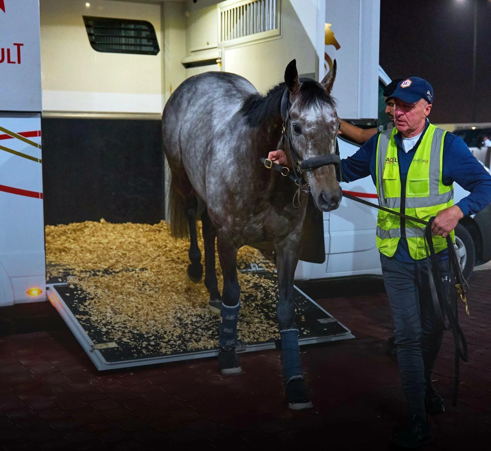 نادي راشد يطلق أول مبادرة وطنية لتعويض الانبعاثات في نقل خيل كأس البحرين الدولي 