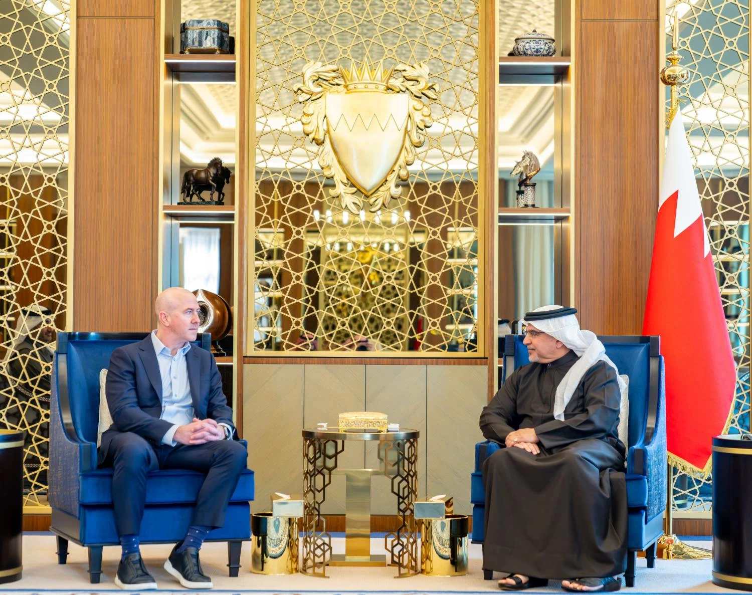 ولي العهد رئيس مجلس الوزراء يستقبل الرئيس العالمي لستارلينك للطيران في شركة سبيس إكس 