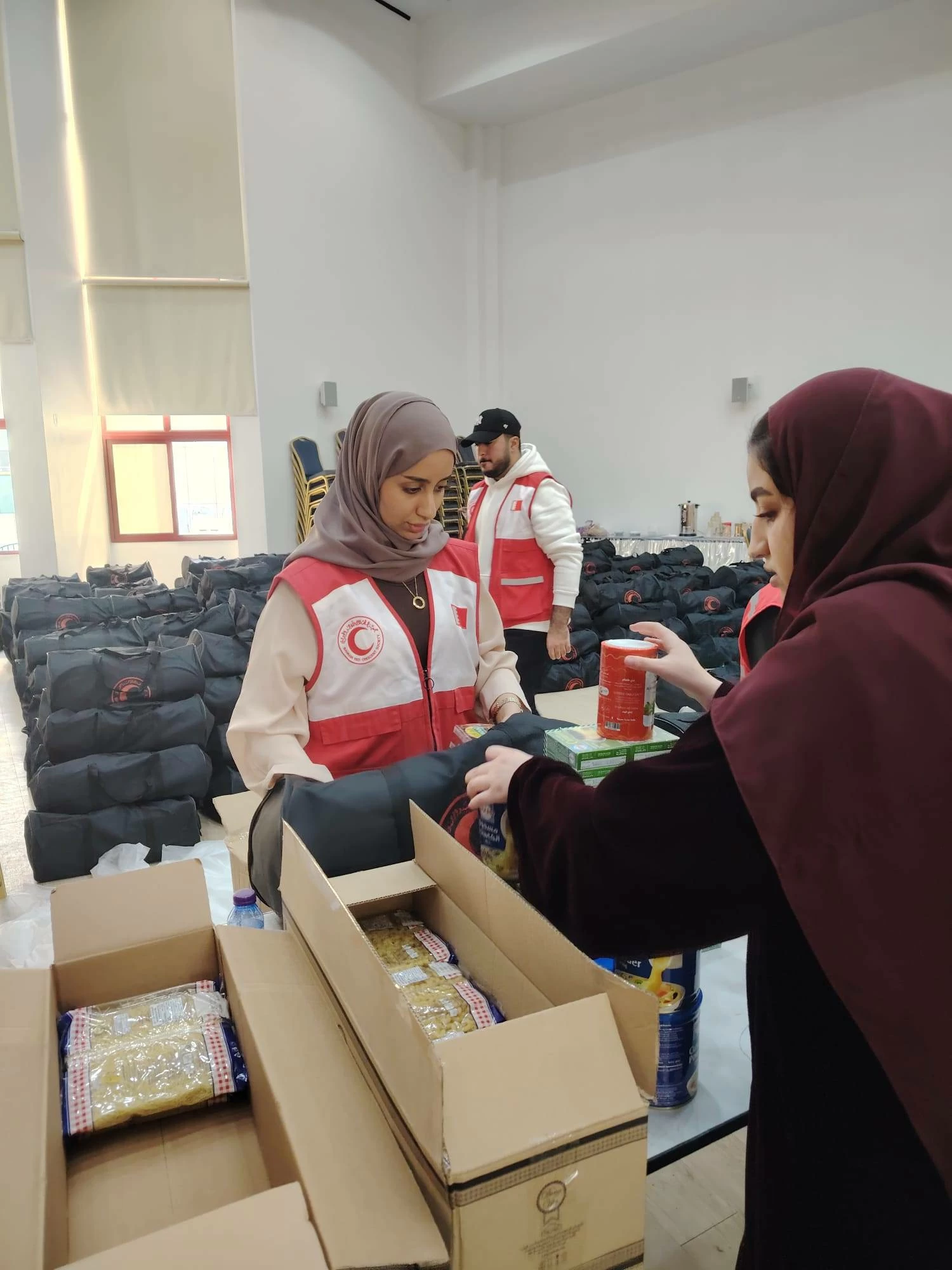 متطوعو الهلال الأحمر البحريني يبدؤون بتجهيز مساعدات رمضان