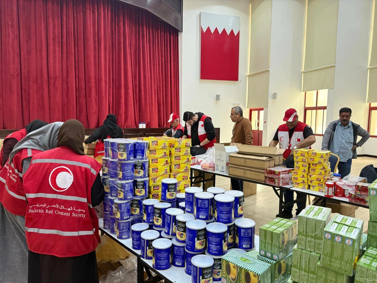 متطوعو الهلال الأحمر البحريني يبدؤون بتجهيز مساعدات رمضان