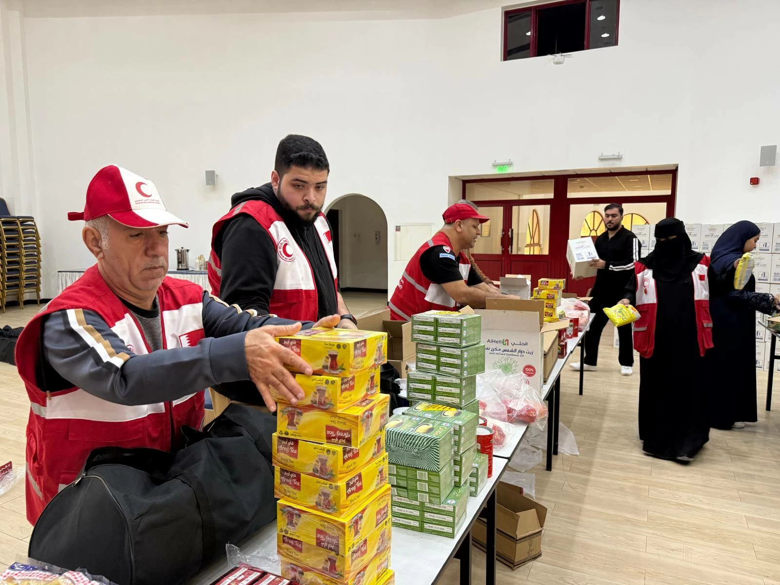 متطوعو الهلال الأحمر البحريني يبدؤون بتجهيز مساعدات رمضان