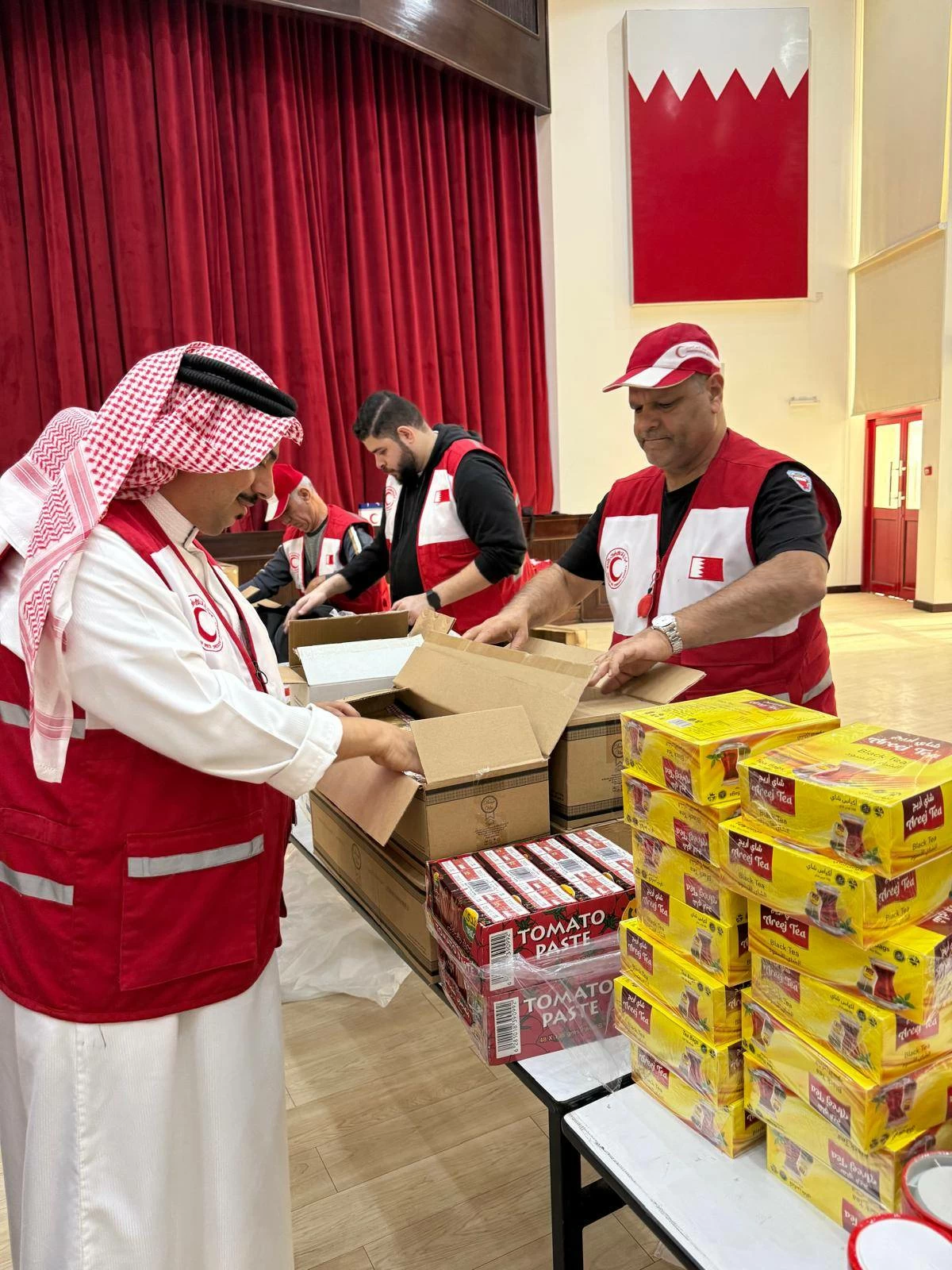 متطوعو الهلال الأحمر البحريني يبدؤون بتجهيز مساعدات رمضان