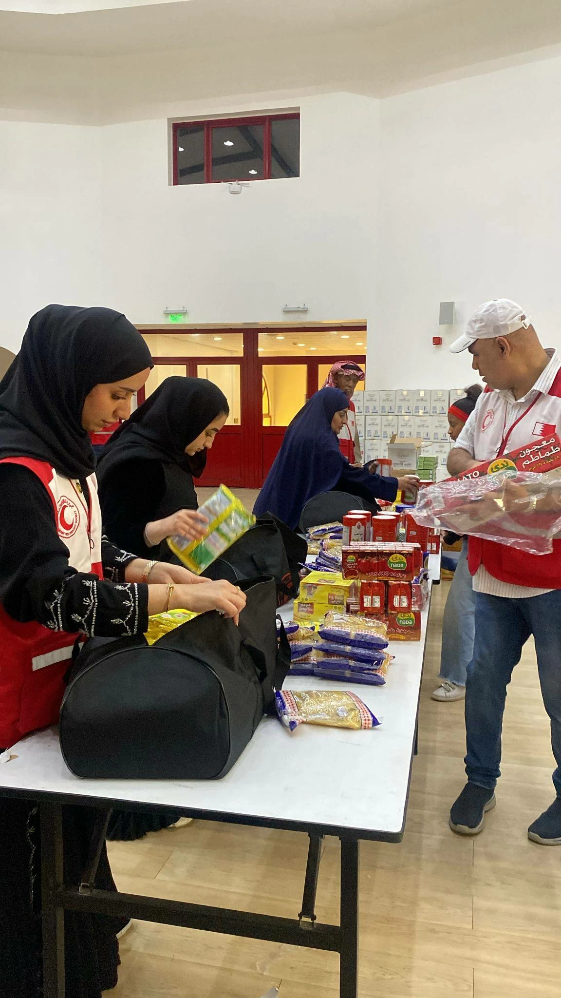 متطوعو الهلال الأحمر البحريني يبدؤون بتجهيز مساعدات رمضان