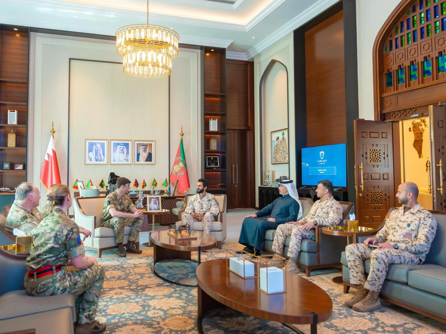 ناصر بن حمد يستقبل قائد &ldquo;ساندهيرست&rdquo; في المملكة المتحدة العميد نيكولاس وايت-بويكوت