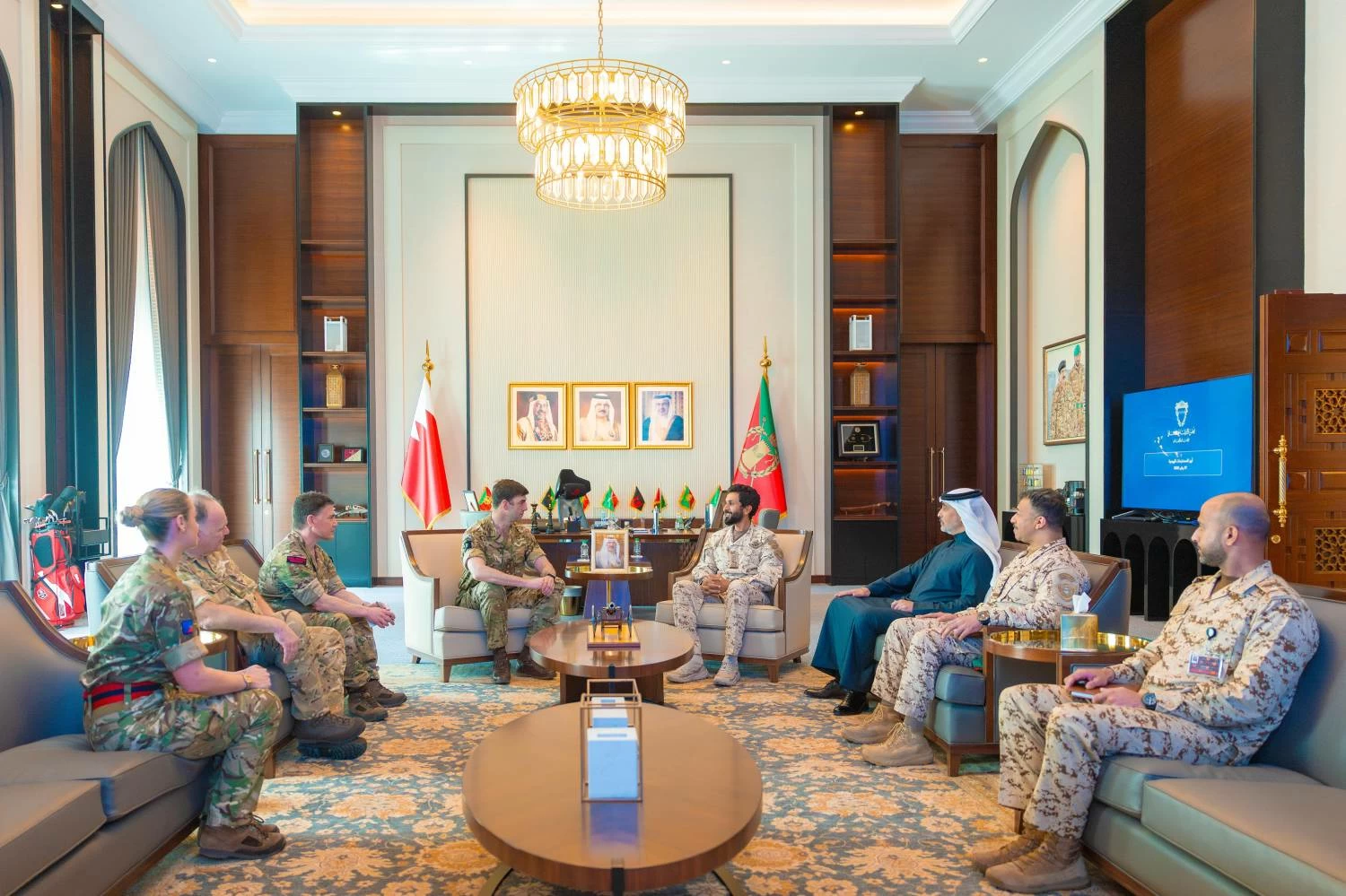 ناصر بن حمد يستقبل قائد &ldquo;ساندهيرست&rdquo; في المملكة المتحدة العميد نيكولاس وايت-بويكوت