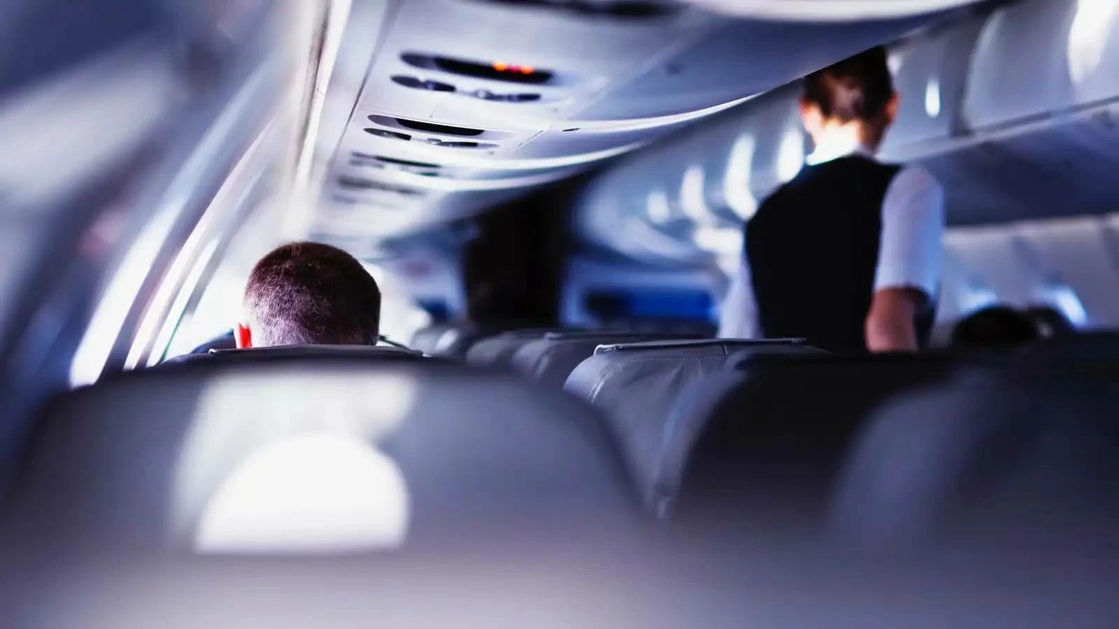 بطريقة سرية.. كيف يتعرف طاقم الطائرة على الركاب المزعجين؟