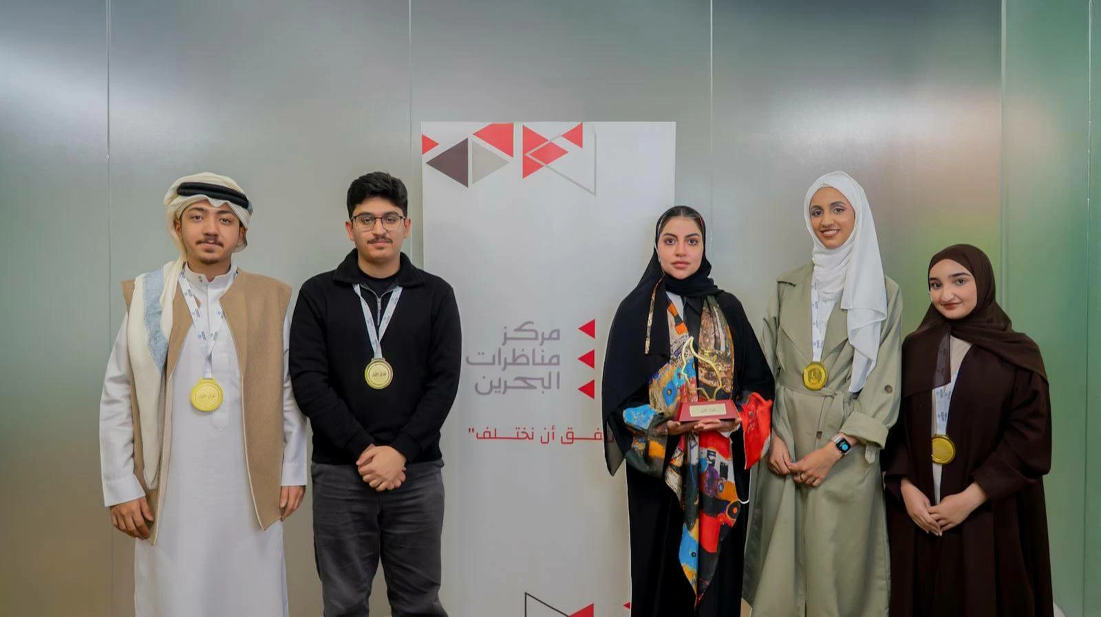 مركز مناظرات البحرين يكرّم الفريق الوطني الفائز في البطولة الدولية الـ7 