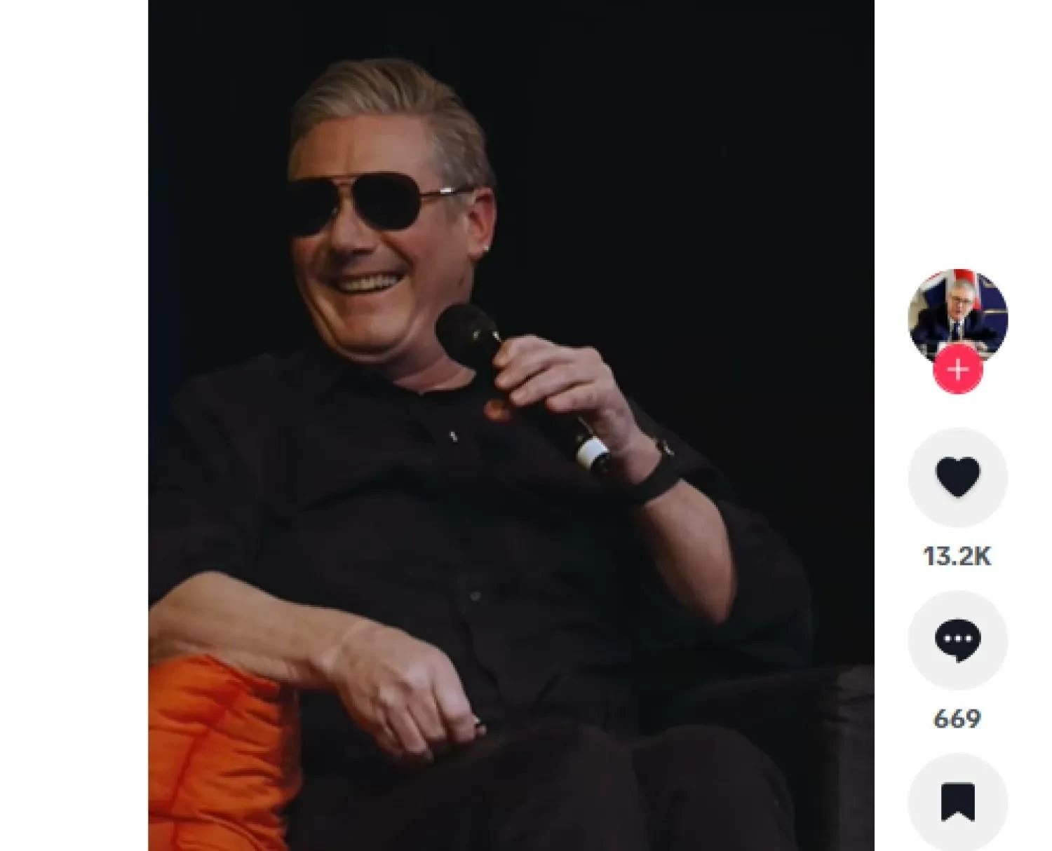 من دافوس إلى لندن.. ستارمر يمازح ماكرون بنظارة شمسية على المسرح 