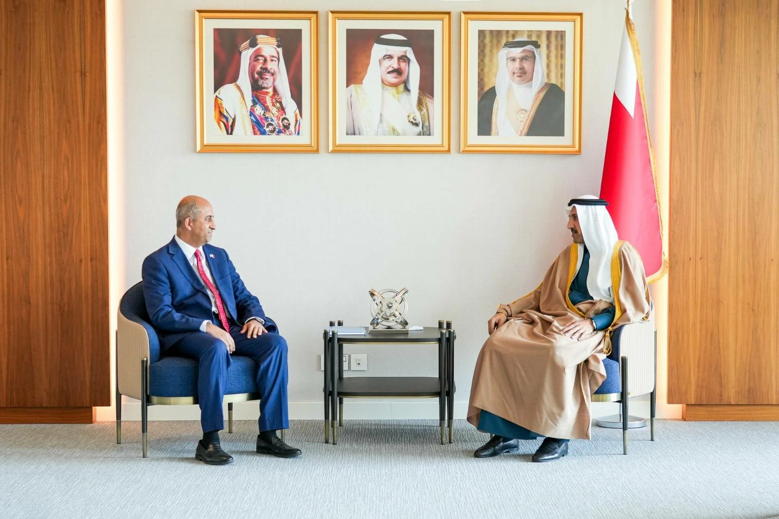 وزير المواصلات والاتصالات يستقبل المنسق المقيم لأنشطة الأمم المتحدة لدى البحرين