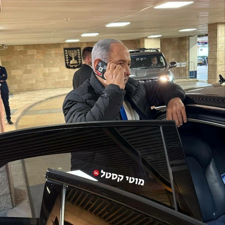 صورة لنتنياهو يغطي كاميرا هاتفه بشريط لاصق تشعل مواقع التواصل