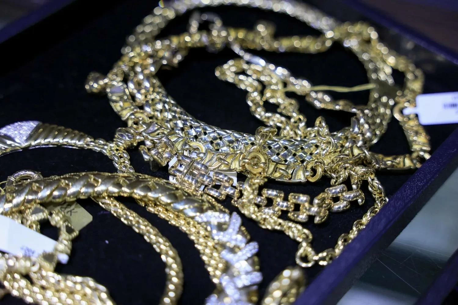 الذهب يواصل ارتفاعه الصاروخي متجاوزاً 5200 دولار