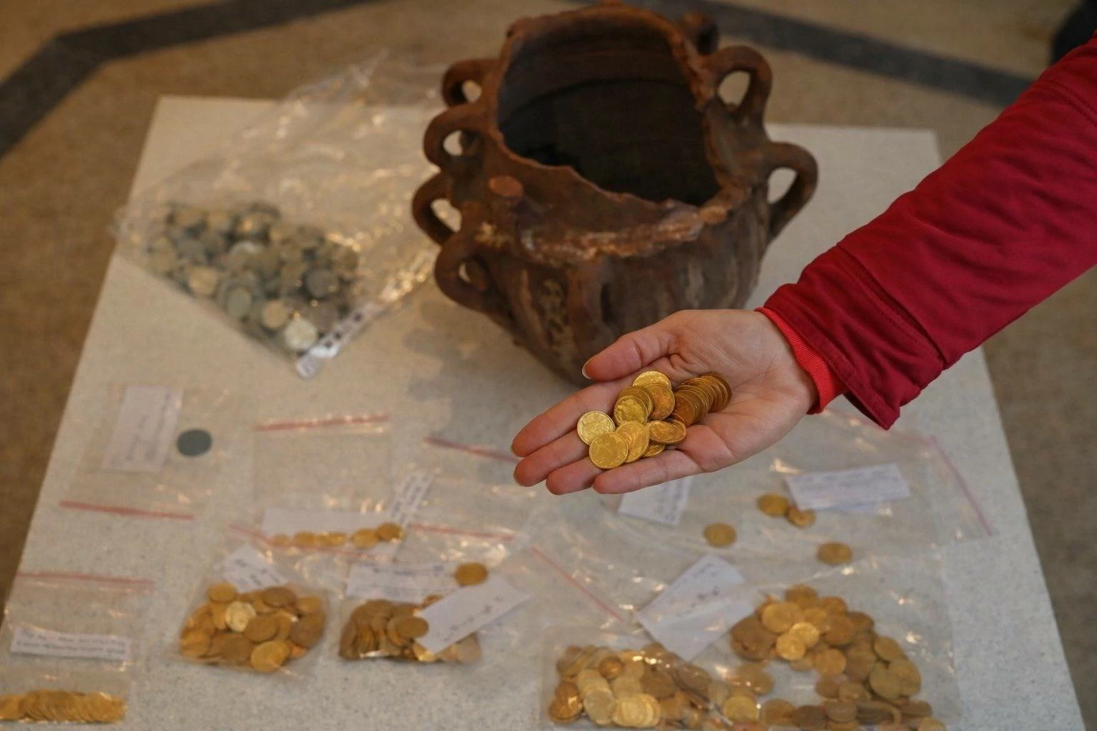 تركيا.. عامل بناء يعثر على أكثر من ألف قطعة نقدية ذهبية تاريخية في إزمير ويسلمها للسلطات