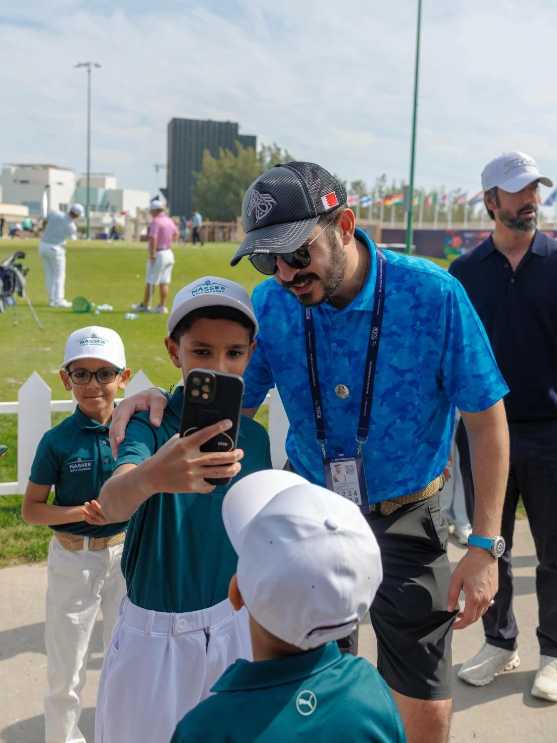 &nbsp;ناصر بن حمد آل خليفة يلتقي أطفال أكاديمية سموه للجولف