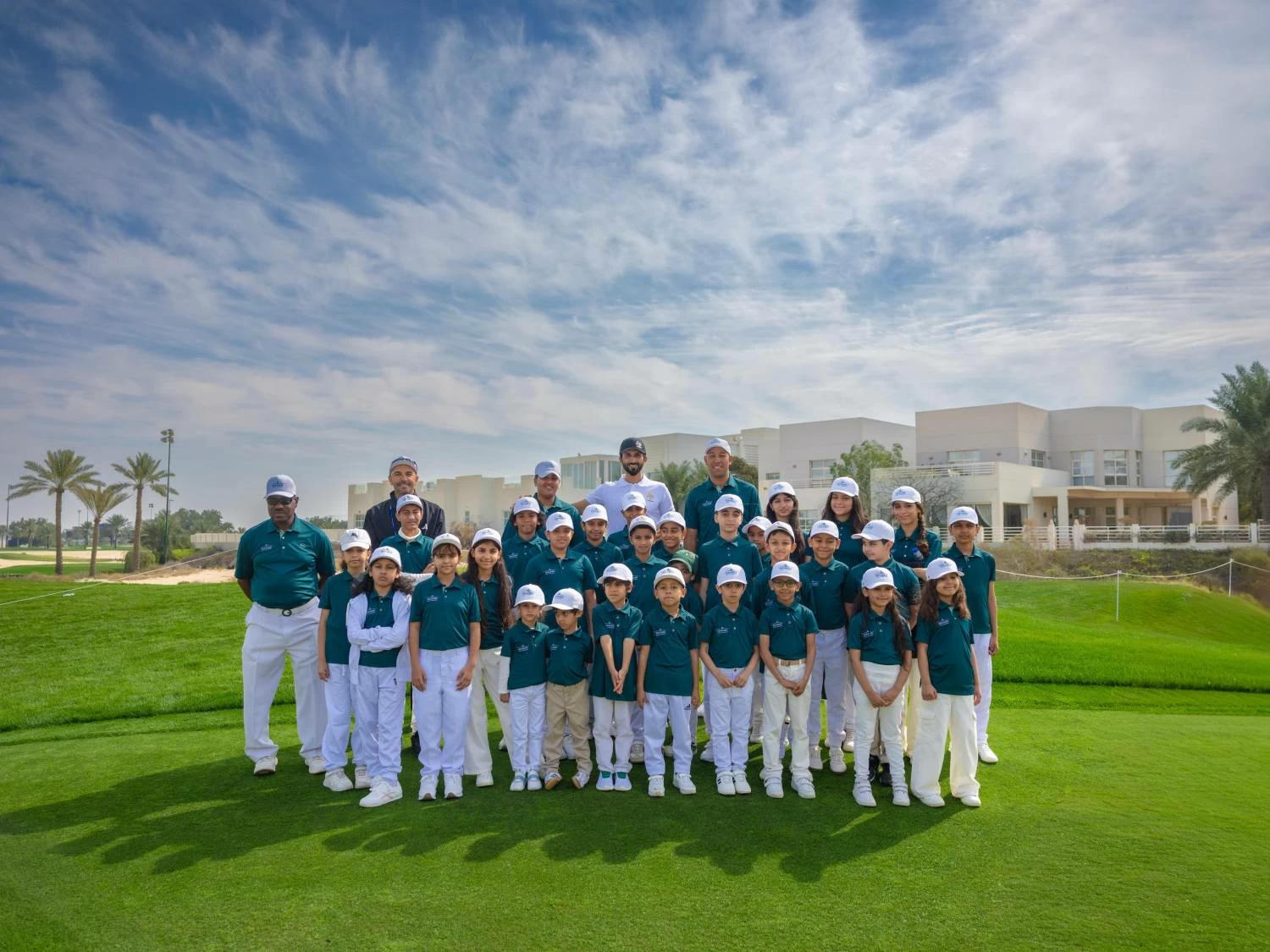 &nbsp;ناصر بن حمد آل خليفة يلتقي أطفال أكاديمية سموه للجولف