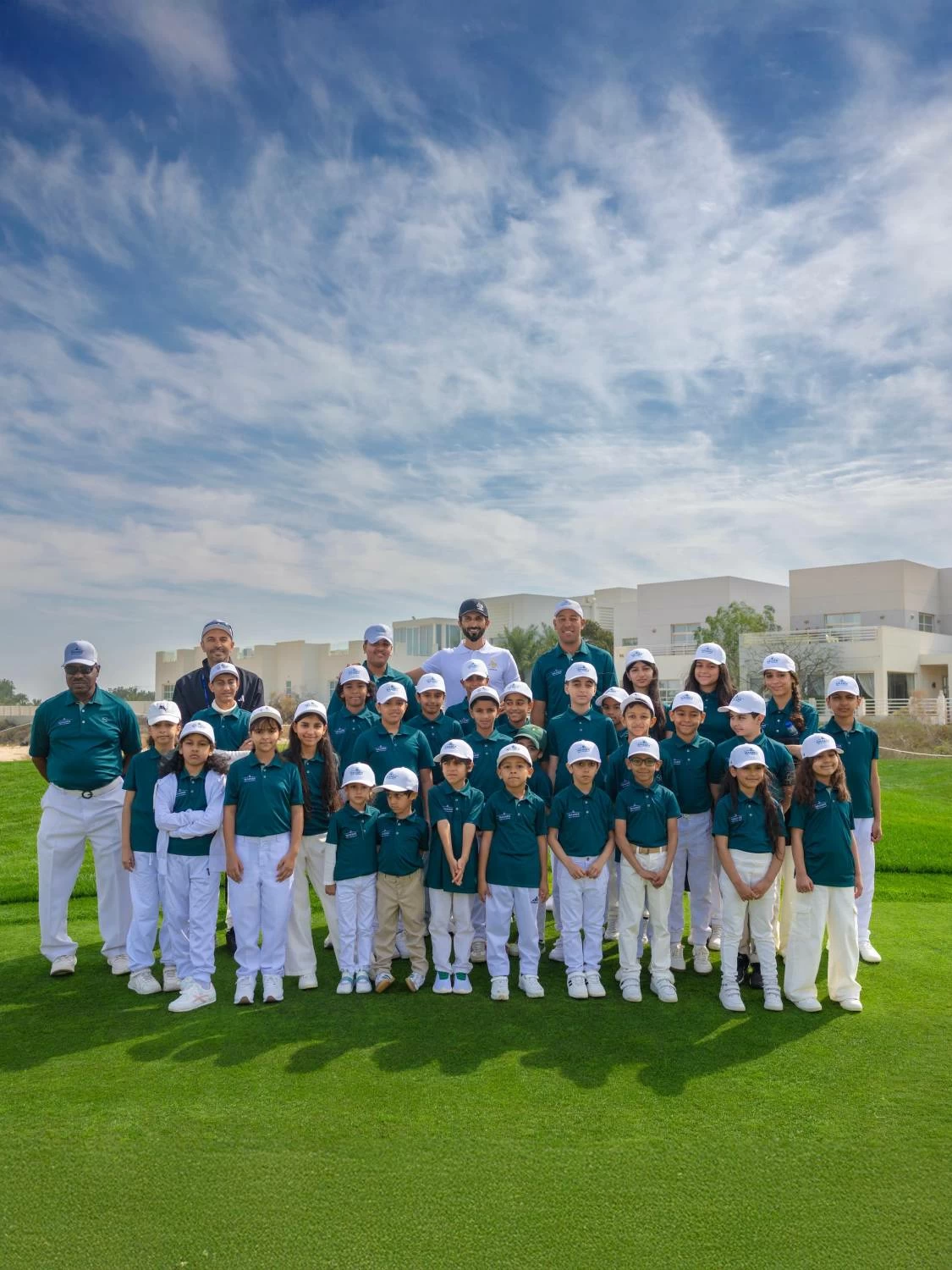 &nbsp;ناصر بن حمد آل خليفة يلتقي أطفال أكاديمية سموه للجولف