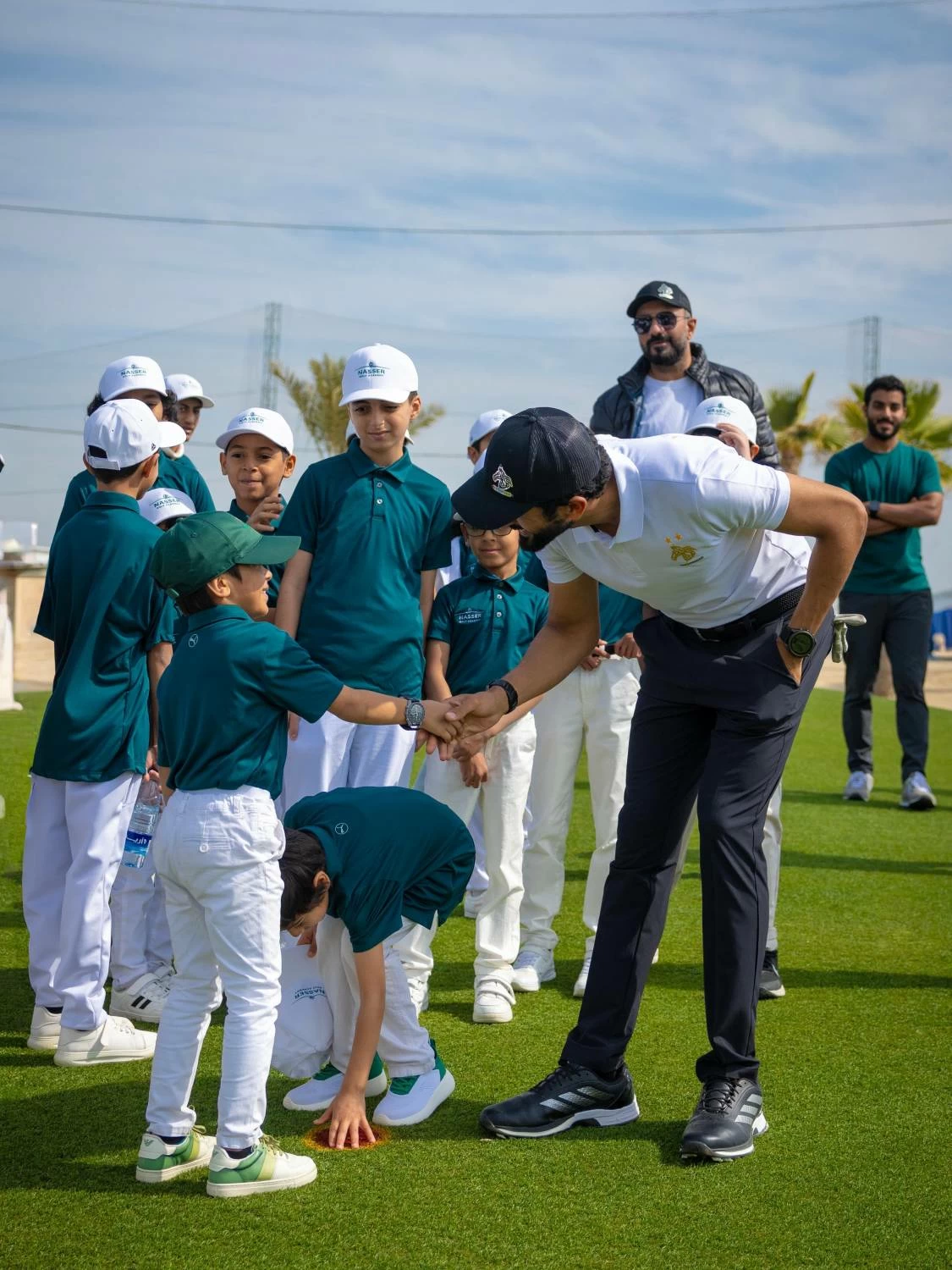 &nbsp;ناصر بن حمد آل خليفة يلتقي أطفال أكاديمية سموه للجولف