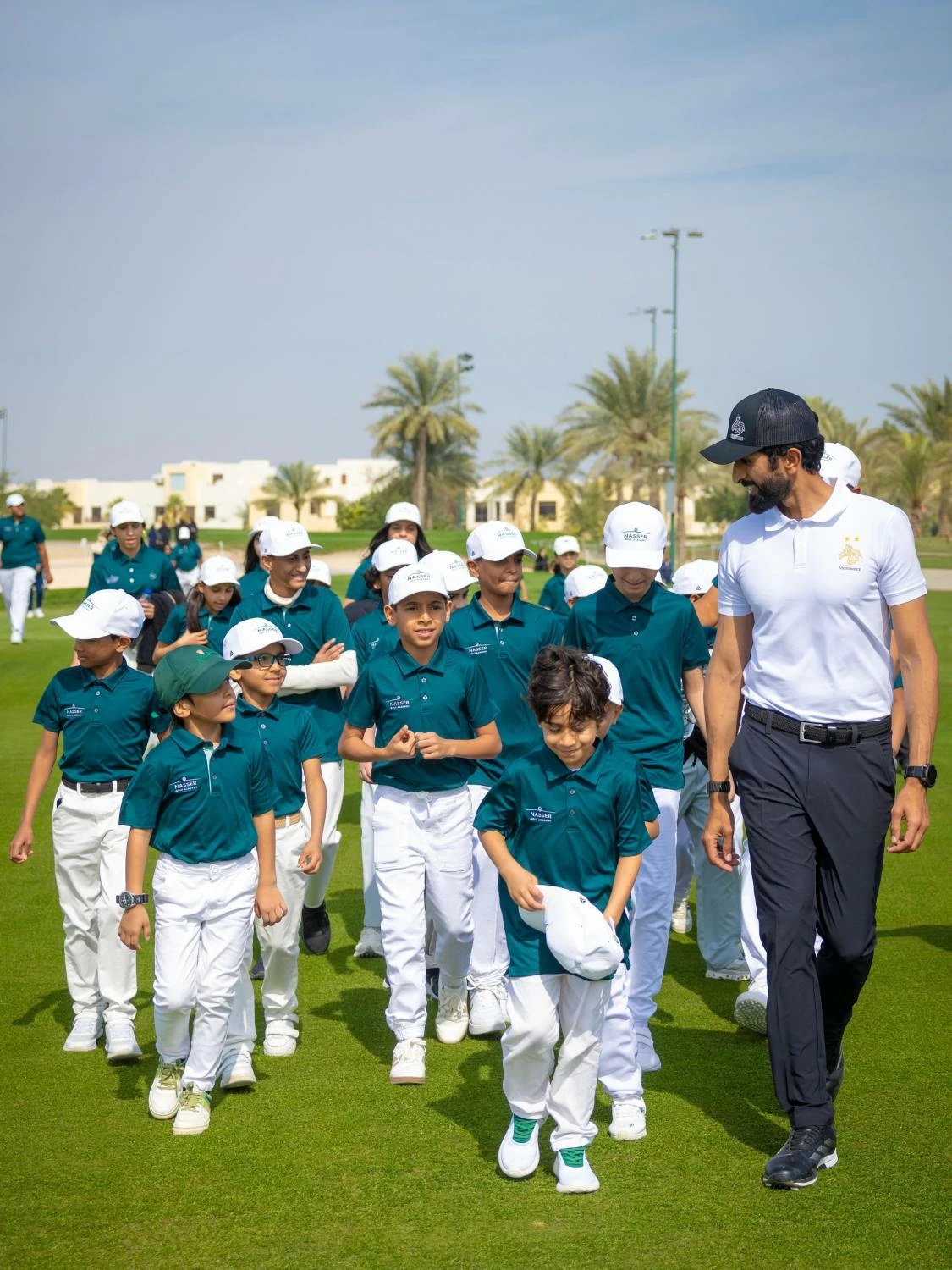 &nbsp;ناصر بن حمد آل خليفة يلتقي أطفال أكاديمية سموه للجولف