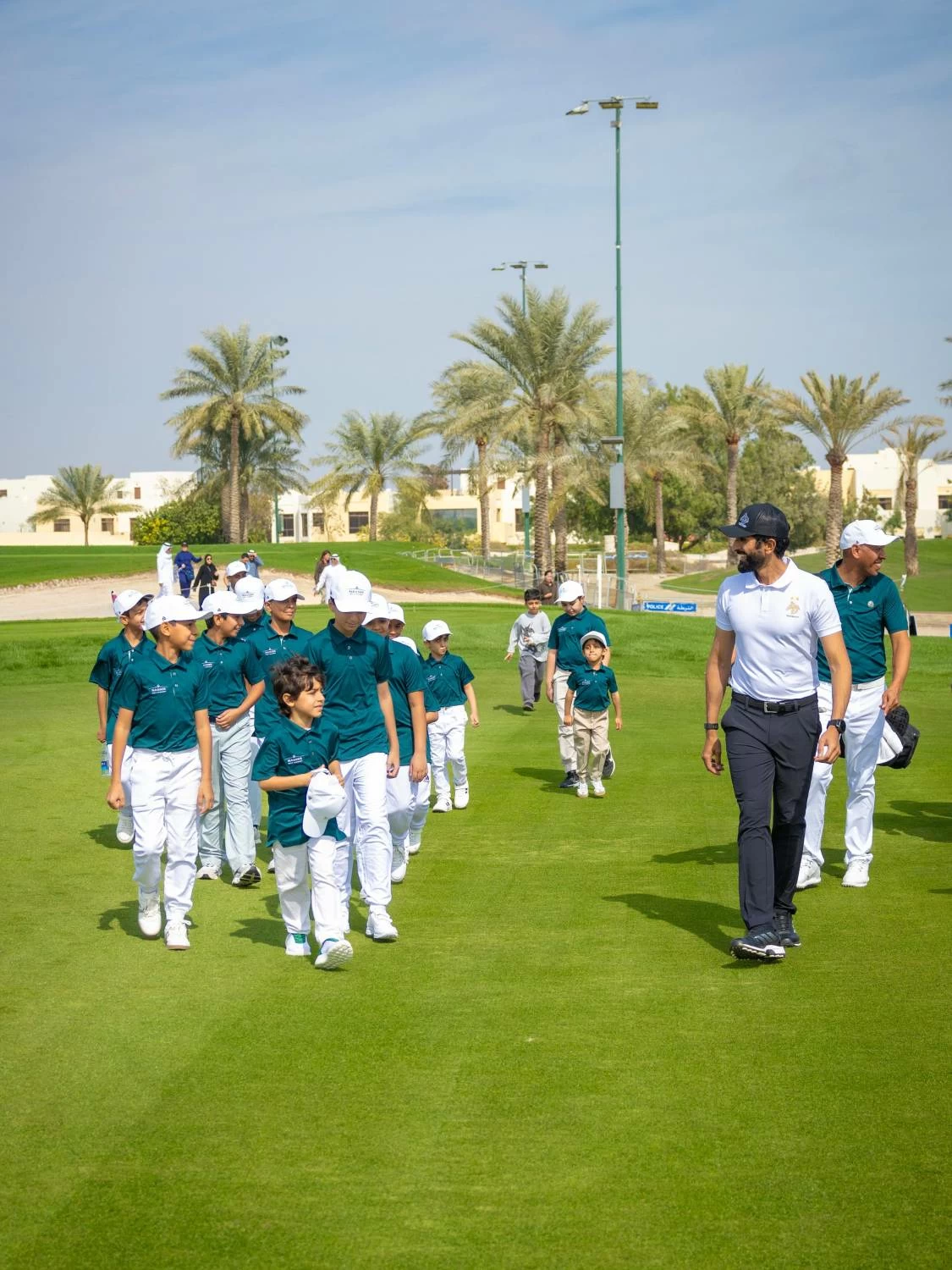 &nbsp;ناصر بن حمد آل خليفة يلتقي أطفال أكاديمية سموه للجولف