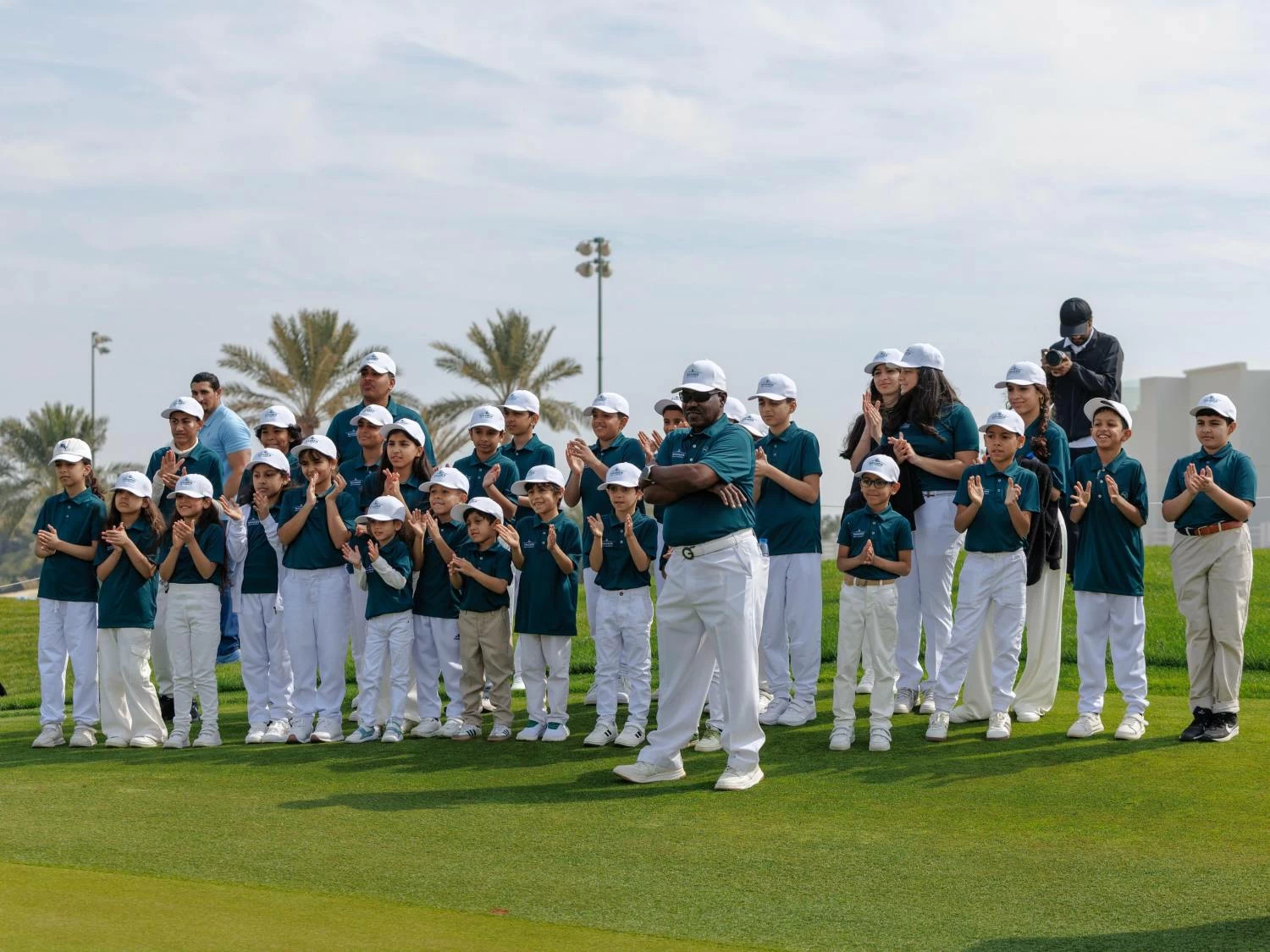 &nbsp;ناصر بن حمد آل خليفة يلتقي أطفال أكاديمية سموه للجولف