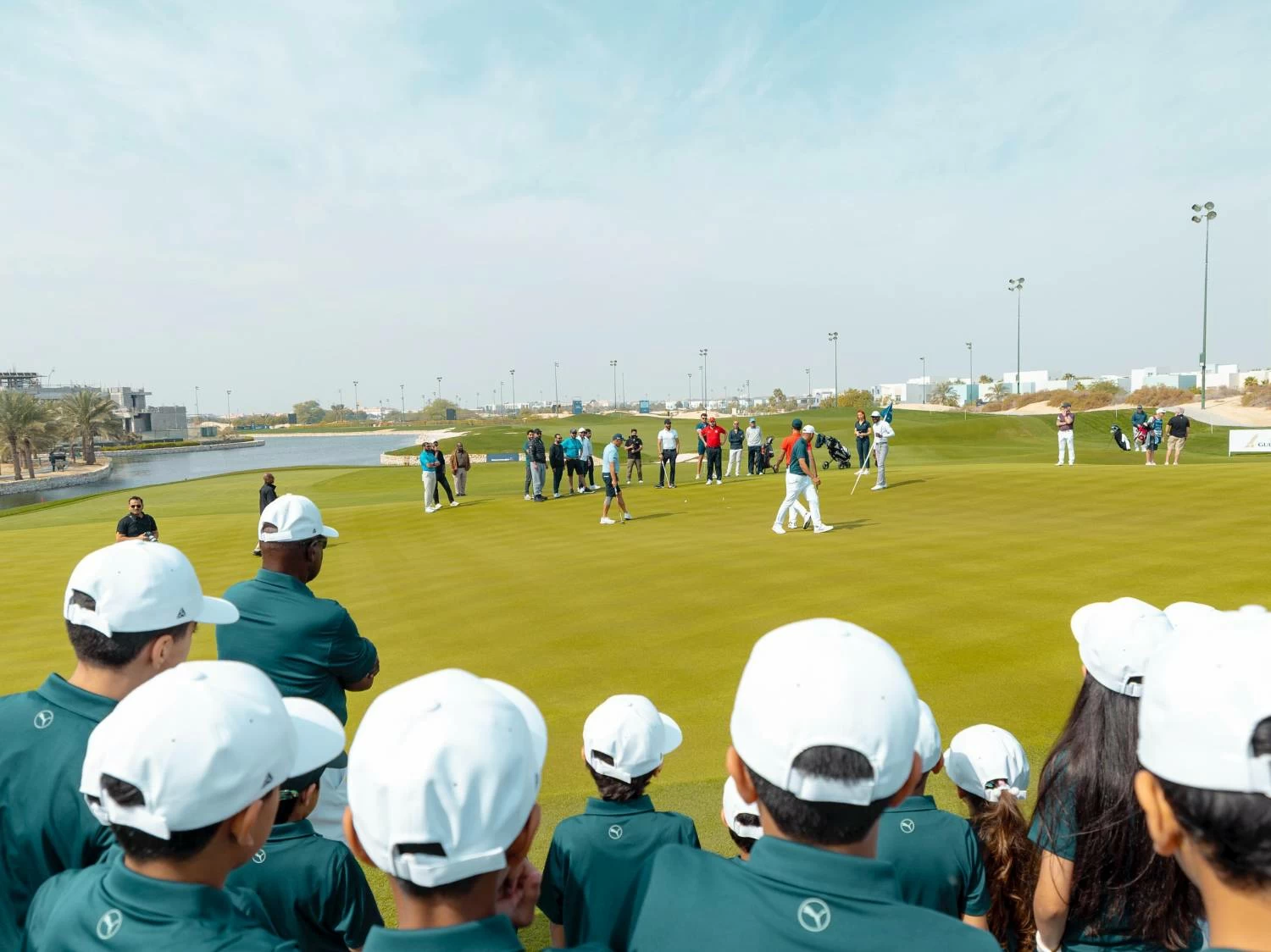 &nbsp;ناصر بن حمد آل خليفة يلتقي أطفال أكاديمية سموه للجولف