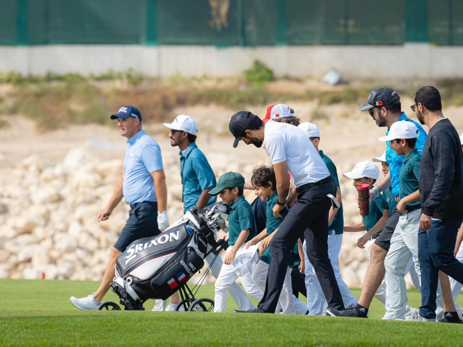 &nbsp;ناصر بن حمد آل خليفة يلتقي أطفال أكاديمية سموه للجولف