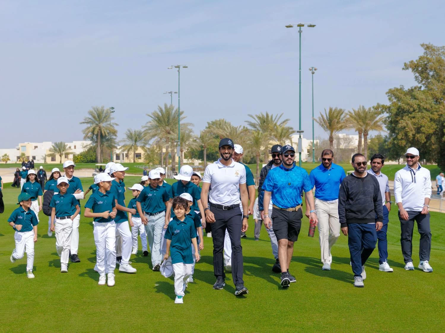 &nbsp;ناصر بن حمد آل خليفة يلتقي أطفال أكاديمية سموه للجولف