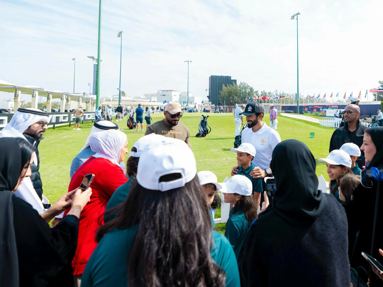 &nbsp;ناصر بن حمد آل خليفة يلتقي أطفال أكاديمية سموه للجولف