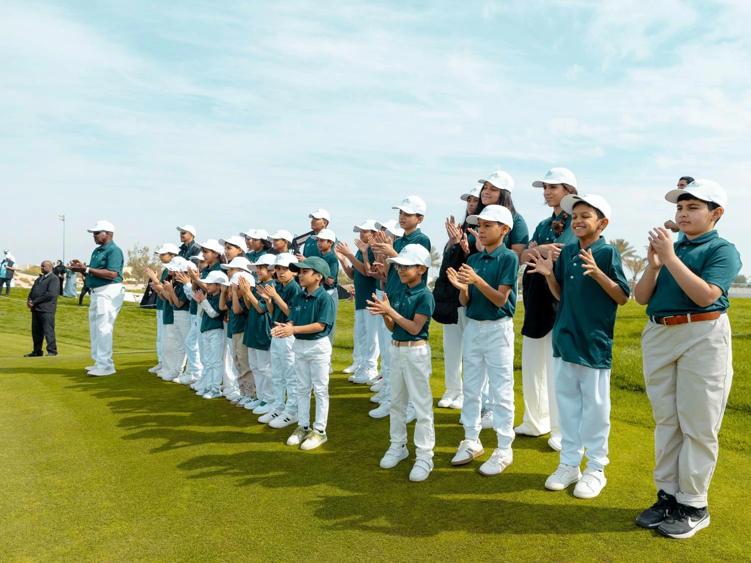 &nbsp;ناصر بن حمد آل خليفة يلتقي أطفال أكاديمية سموه للجولف