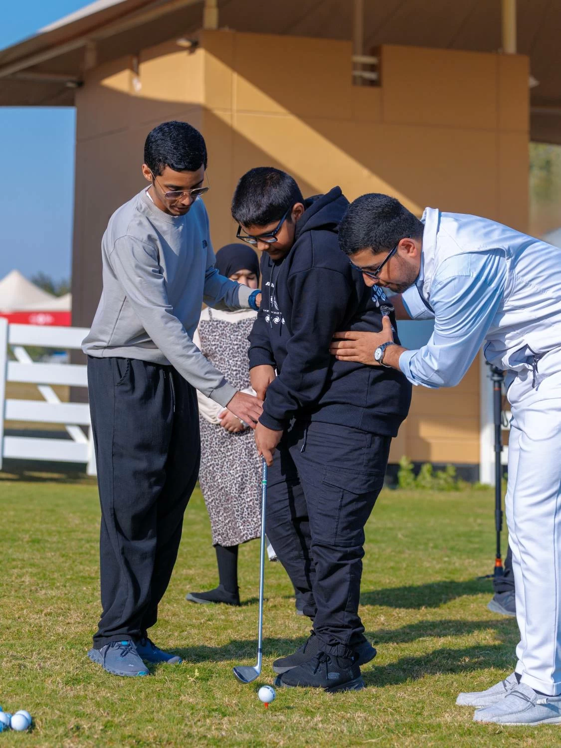 مركز الفروسية العلاجي وأكاديمية ناصر بن حمد للجولف ينظمان فعالية تدريبية وترفيهية لأطفال التوحد