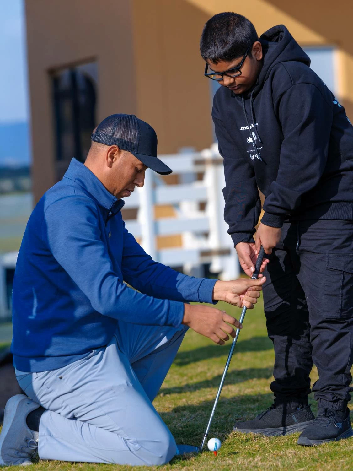 مركز الفروسية العلاجي وأكاديمية ناصر بن حمد للجولف ينظمان فعالية تدريبية وترفيهية لأطفال التوحد