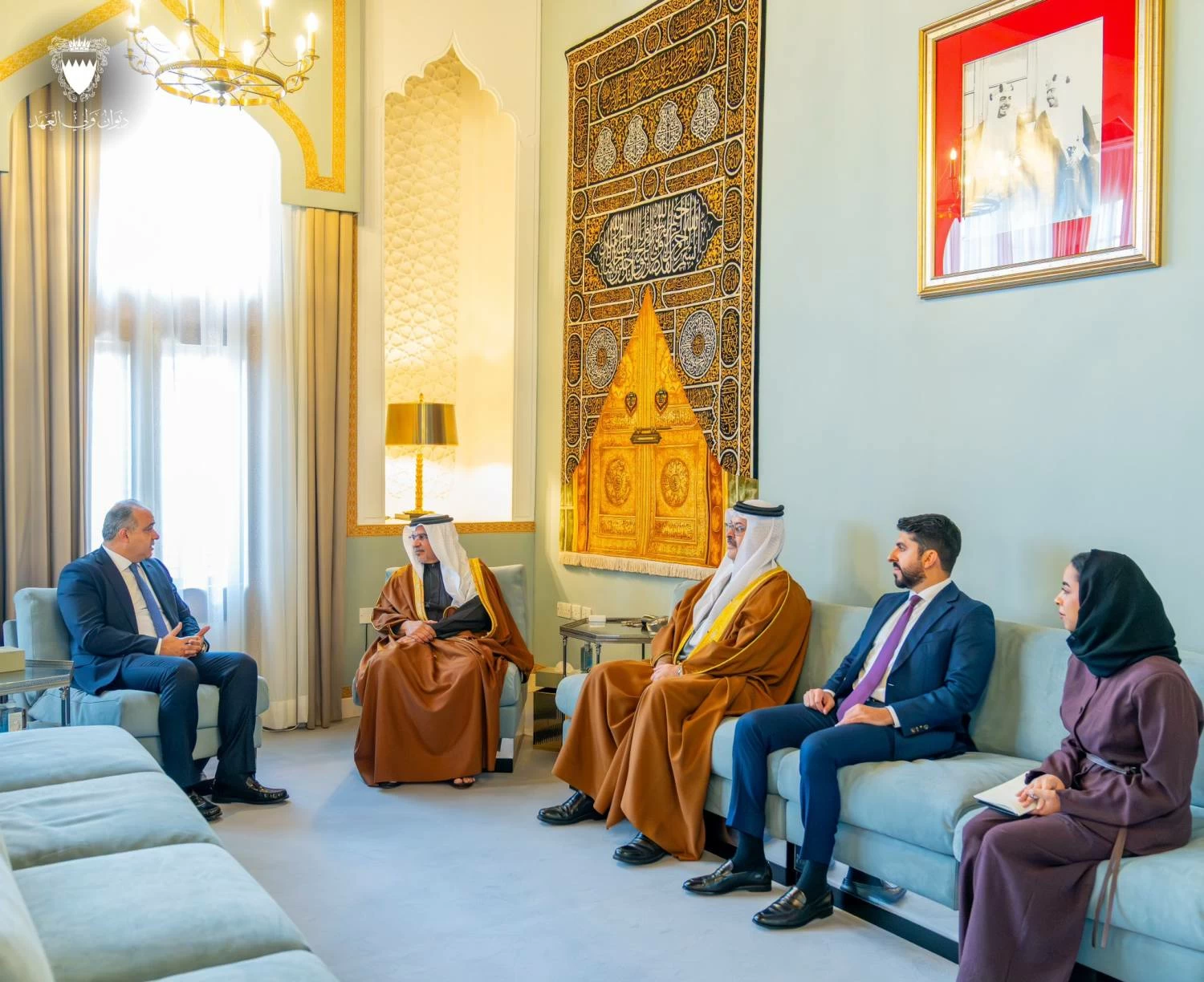 ولي العهد رئيس الوزراء يستقبل سفير لبنان لدى البحرين هادي هاشم