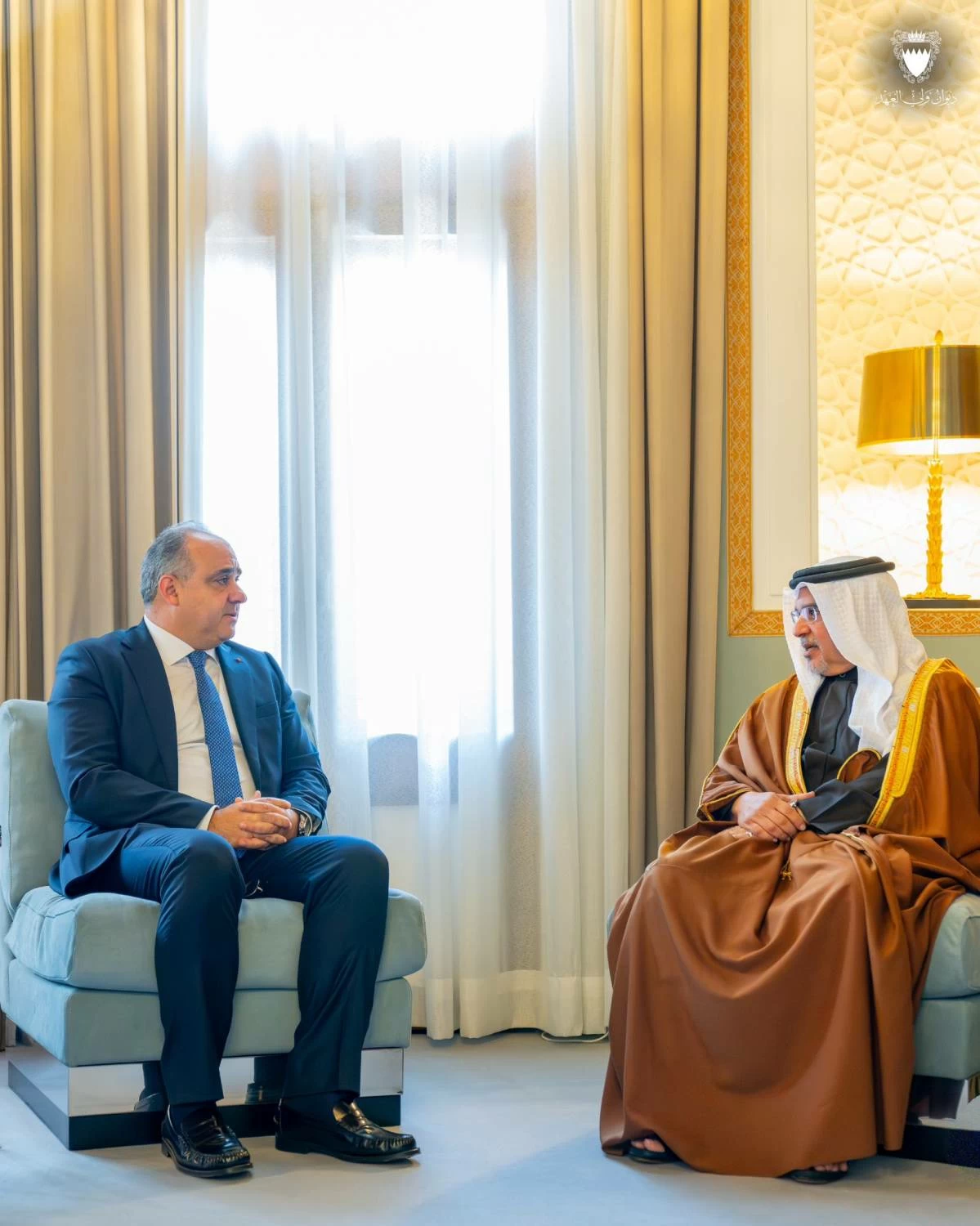 ولي العهد رئيس الوزراء يستقبل سفير لبنان لدى البحرين هادي هاشم