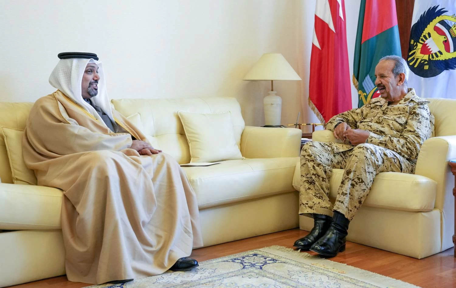 القائد العام لقوة دفاع البحرين يستقبل وزير المالية 