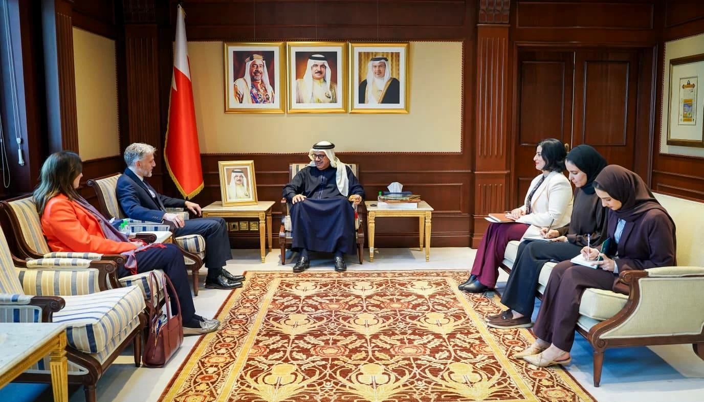 وزير الخارجية وسفير المملكة المتحدة يبحثان الارتقاء بالتعاون