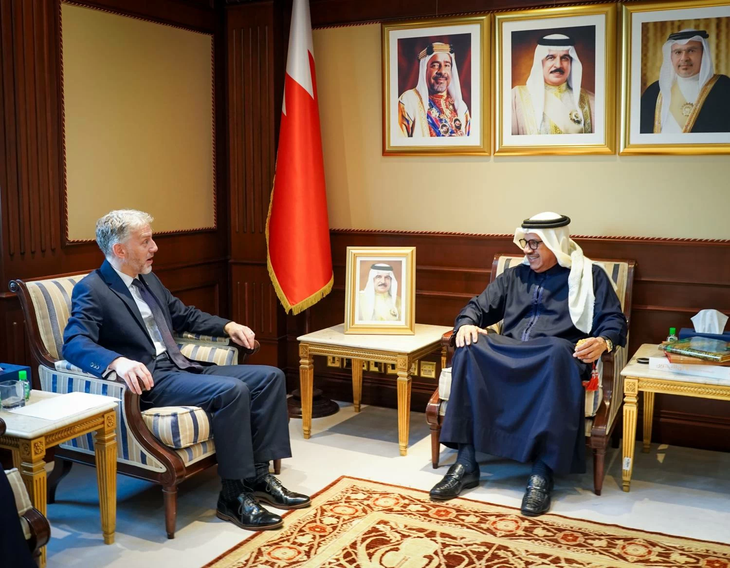 وزير الخارجية وسفير المملكة المتحدة يبحثان الارتقاء بالتعاون 