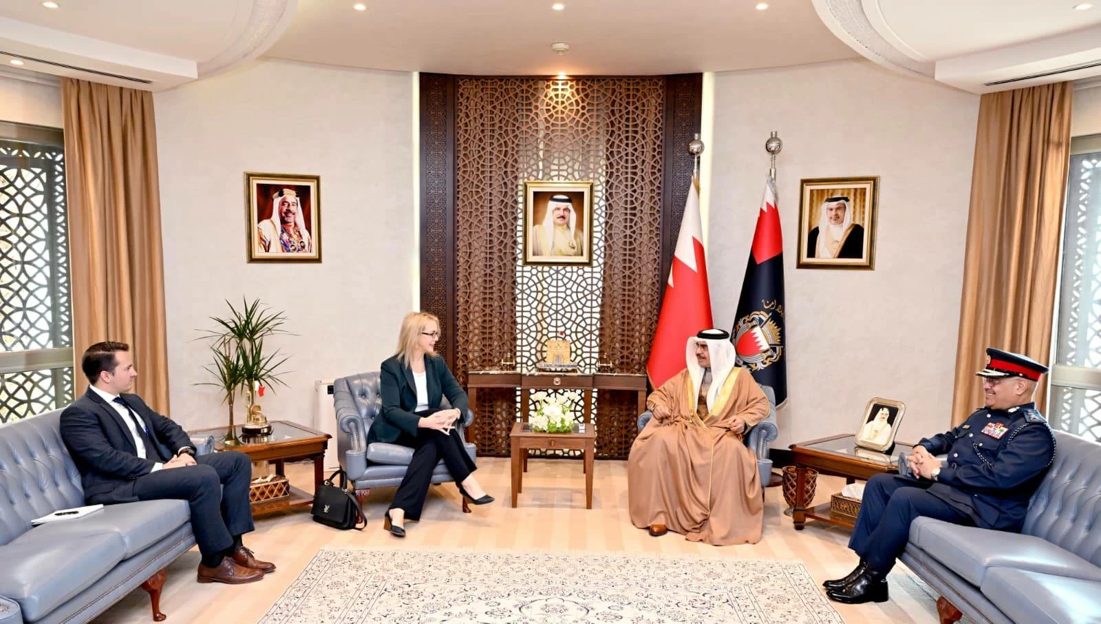 وزير الداخلية يستقبل سفيرة الولايات المتحدة بمناسبة تعيينها 