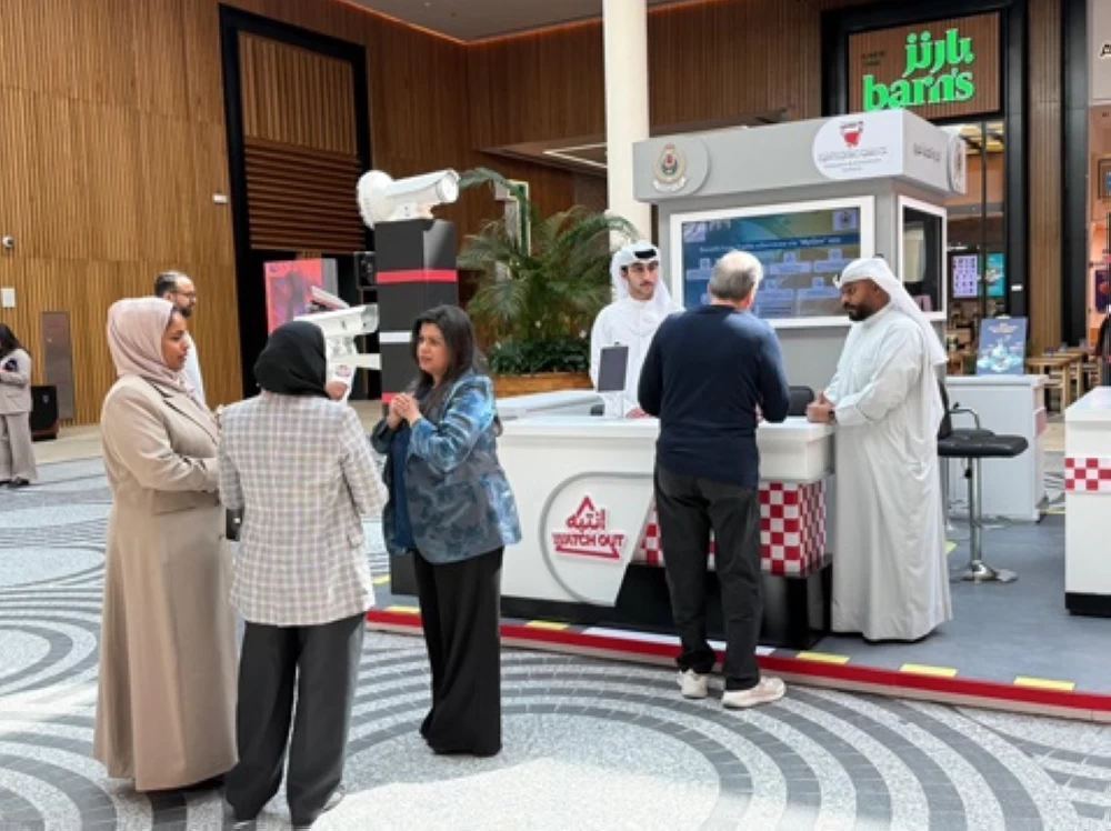 «الحكومة الإلكترونية» تُشارك في منصة «المرور» التوعوية بالأفنيوز لتعريف بالخدمات المرورية 