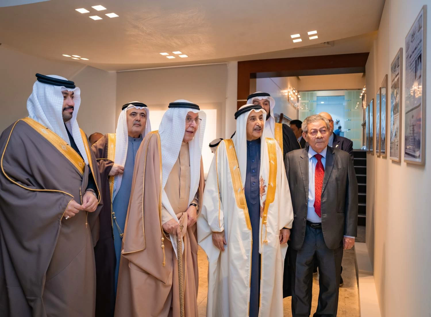 خالد بن عبد الله يزور "أخبار الخليج" احتفاء بمرور 50 عاماً على تأسيسها وبذكرى يوبيلها الذهبي