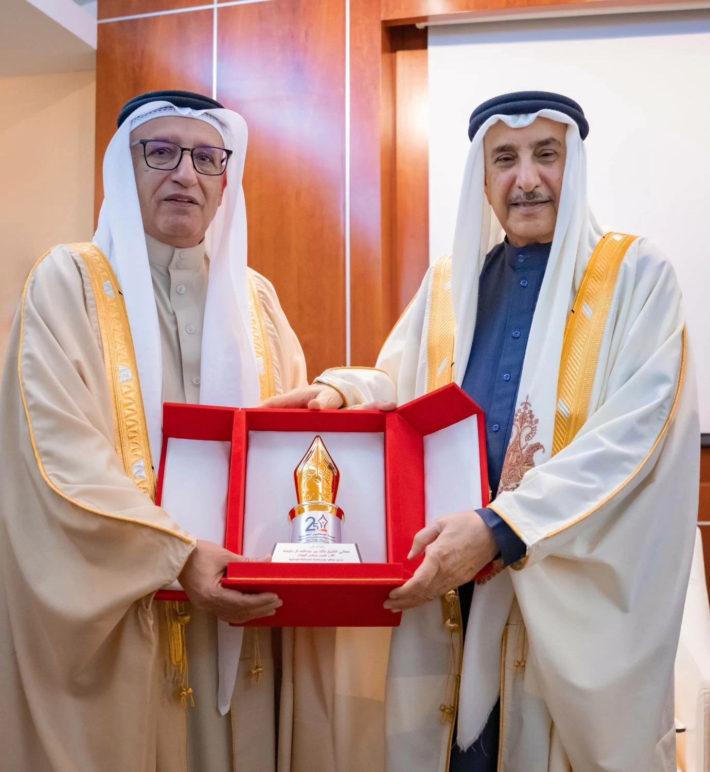 خالد بن عبد الله يزور "أخبار الخليج" احتفاء بمرور 50 عاماً على تأسيسها وبذكرى يوبيلها الذهبي