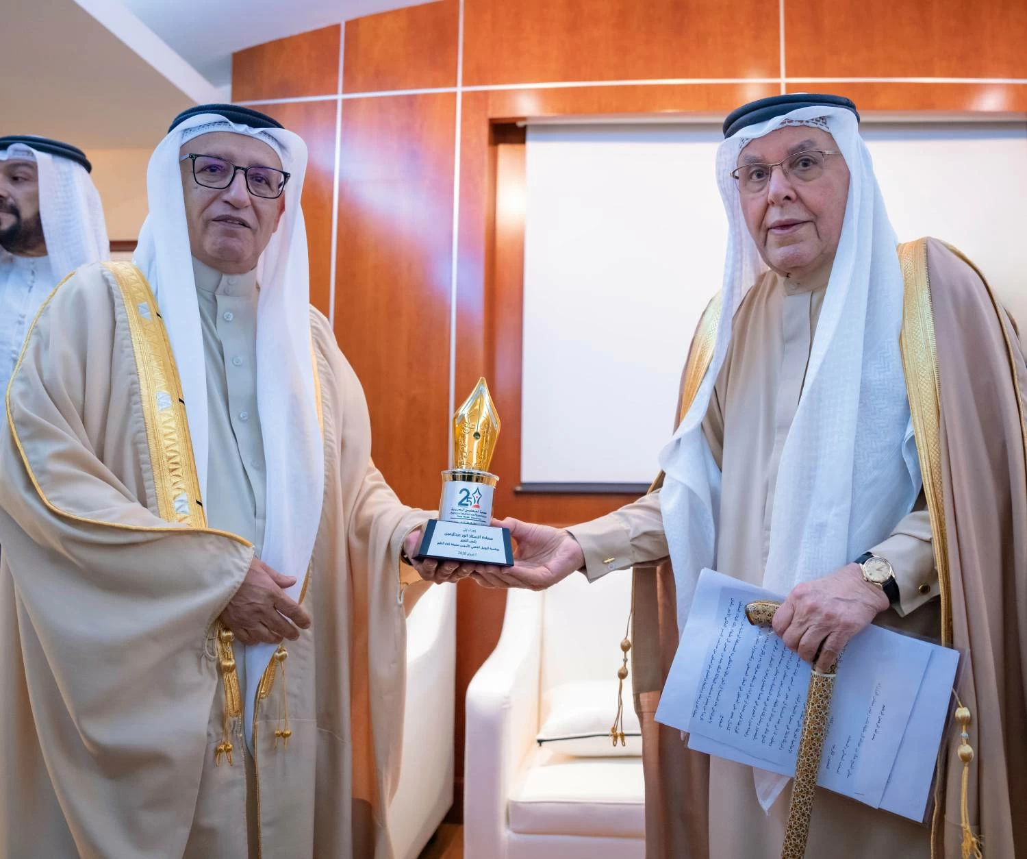 خالد بن عبد الله يزور "أخبار الخليج" احتفاء بمرور 50 عاماً على تأسيسها وبذكرى يوبيلها الذهبي